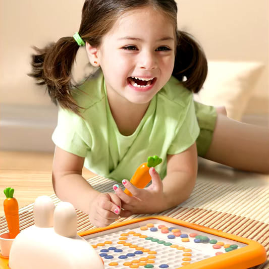 Tableau créatif avec épingles magnétiques – formes infinies et apprentissage