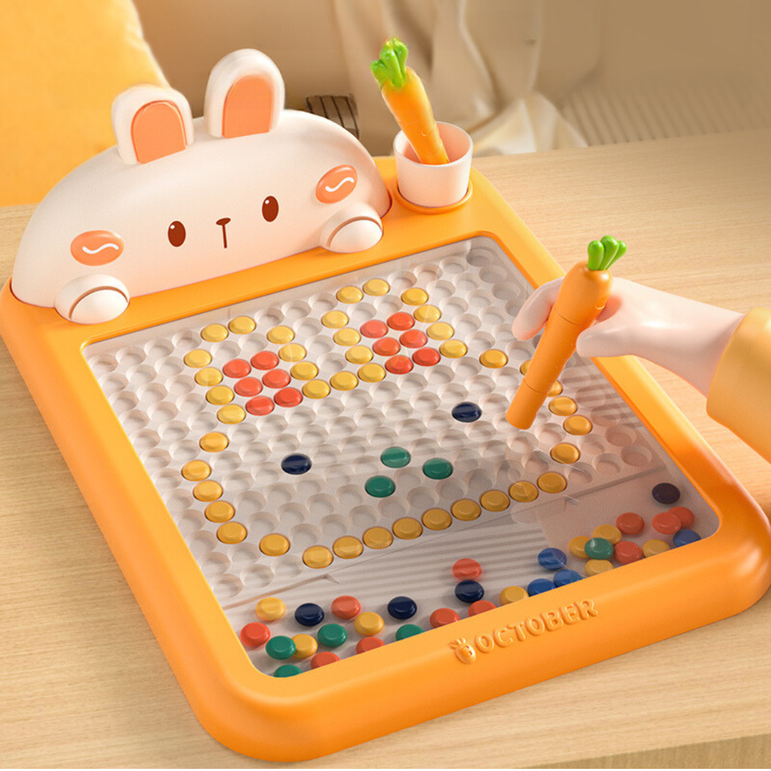 Tableau créatif avec épingles magnétiques – formes infinies et apprentissage